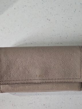 Fossil Women's Taupe Gray Pebbled Leather Wallet with Gold Logo
